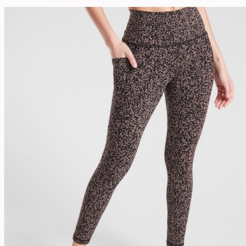 ATHLETA Salutation Stash Pocket ll leggings in black tan gravel dot print size S